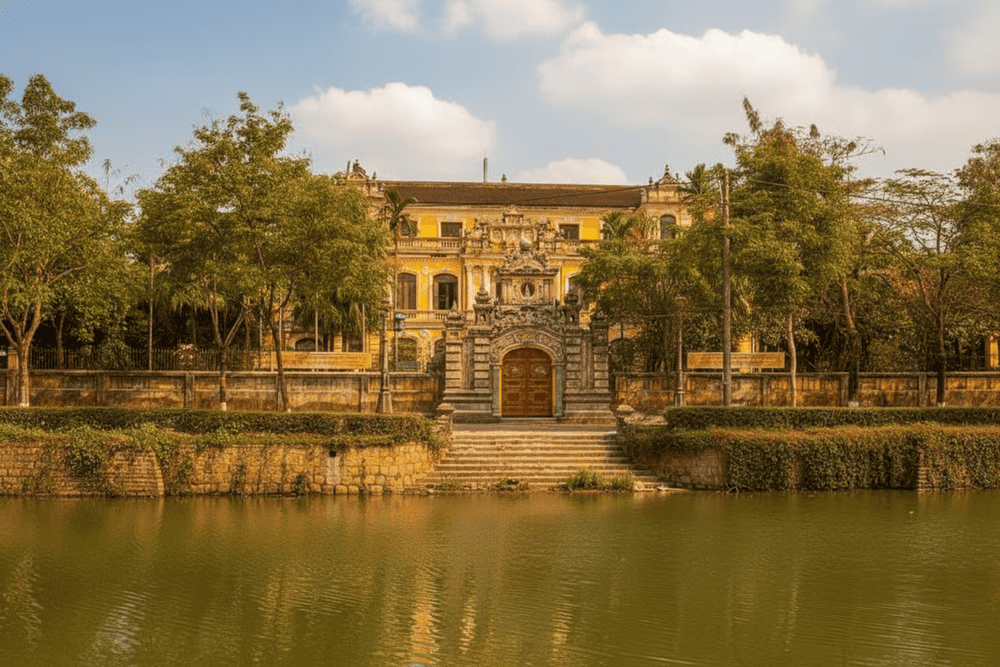 Just a few steps from An Dinh Palace is the peaceful space of An Cuu River